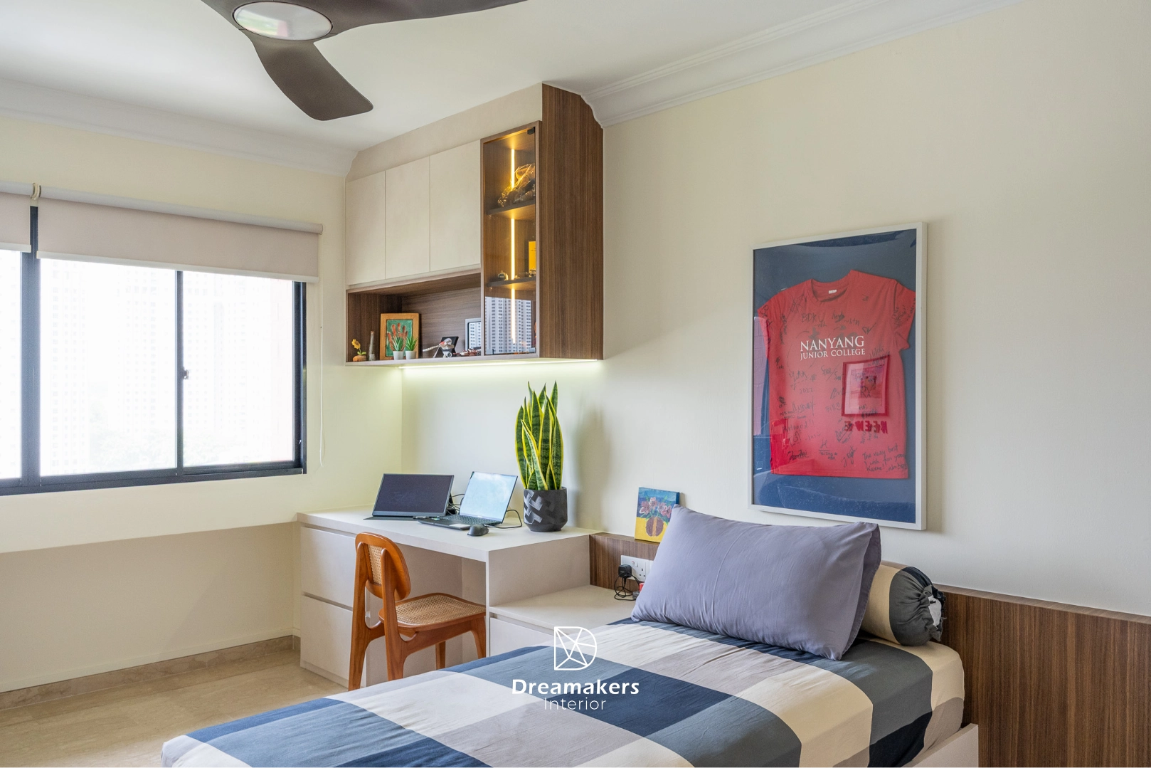 Guest bedroom with built-in wardrobe