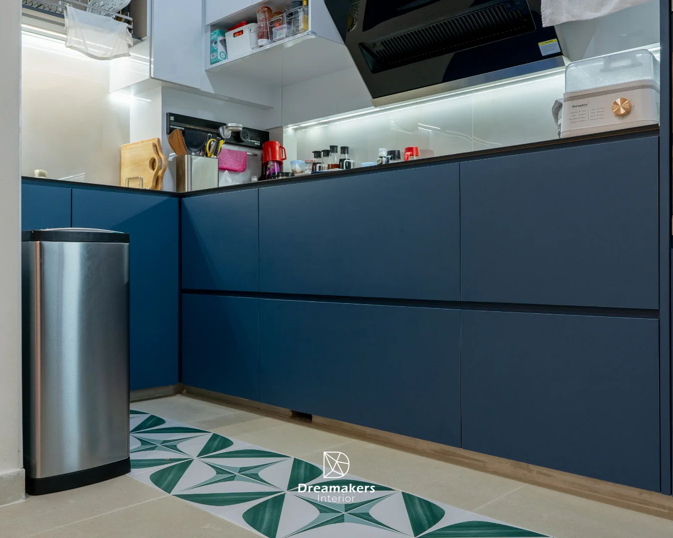 Enclosed kitchen with navy cabinets, black worktop and patterned tile runner, Anchorvale Link 5-room resale renovation