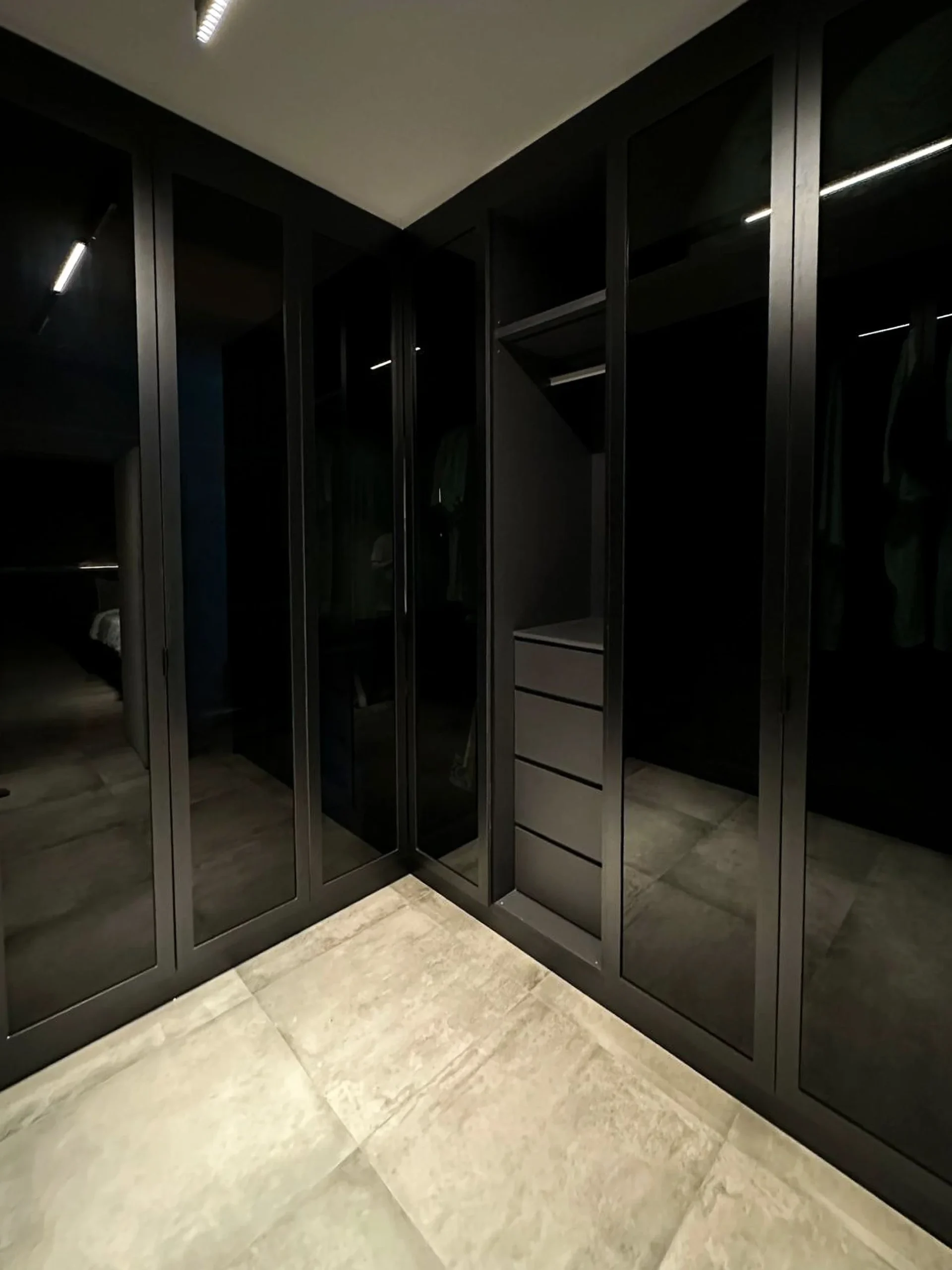 L-shaped walk-in wardrobe with open dressing section and drawers, Hougang 4-room resale renovation