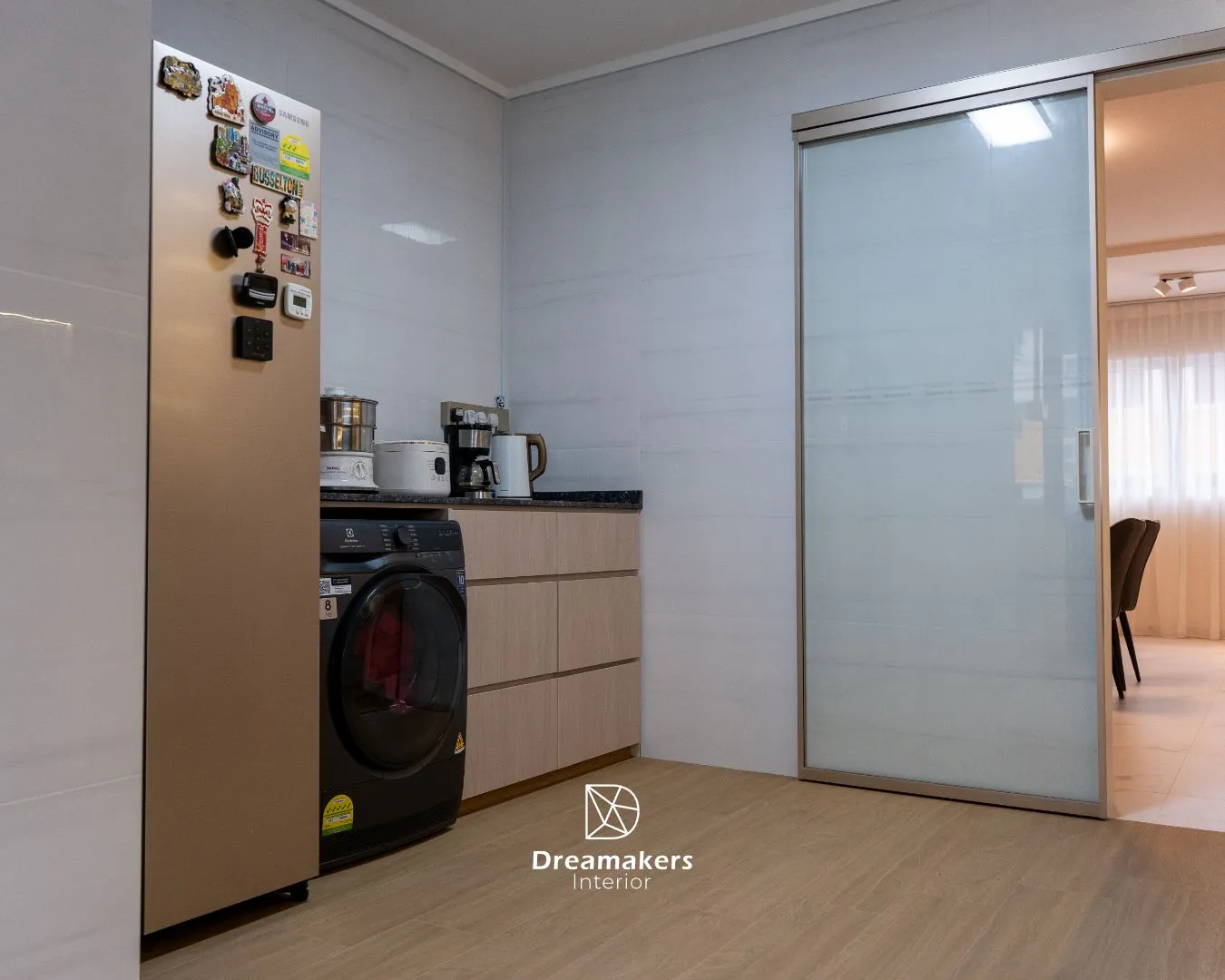 Service yard with laundry station and frosted sliding door, 746 Jurong West renovation