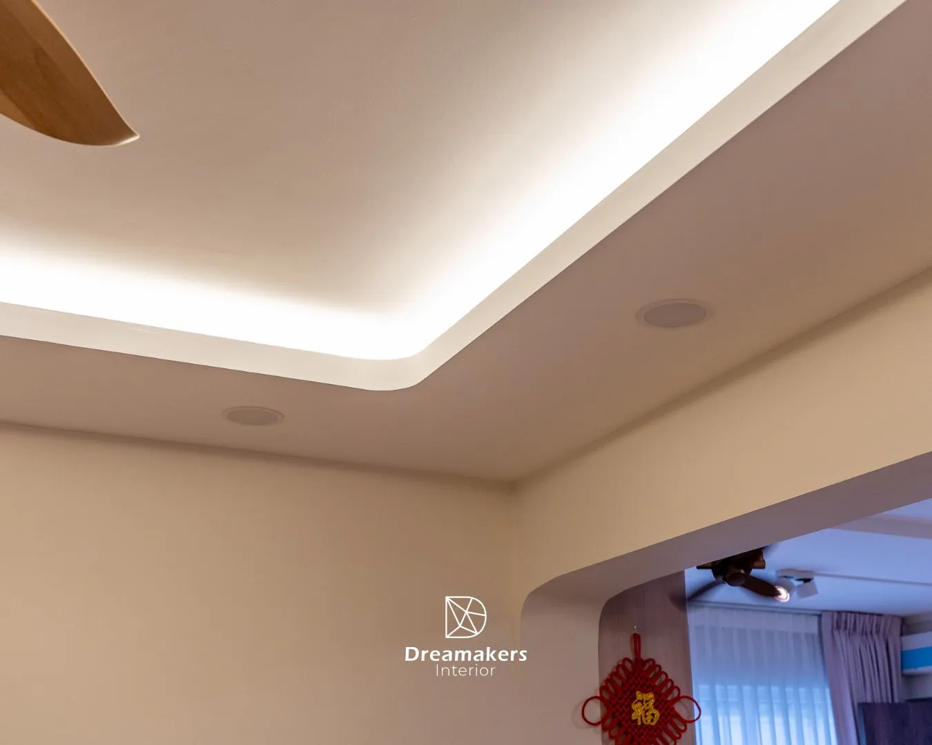 Cove-lit ceiling and curved archway detail in a Jurong West 5-room resale renovation